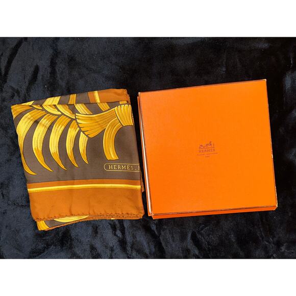 VINTAGE HERMES TIGRE ROYAL SILK SCARF 90cm CARRE COLLECTIBLE SEVENTIES W/ BOX - Picture 1 of 7